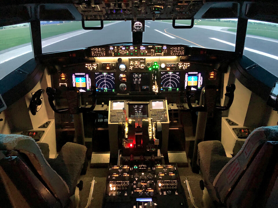 Blick in das leere Cockpit der Boing 737-800NG im Flugsimulator Synthetic 737 in Alkoven